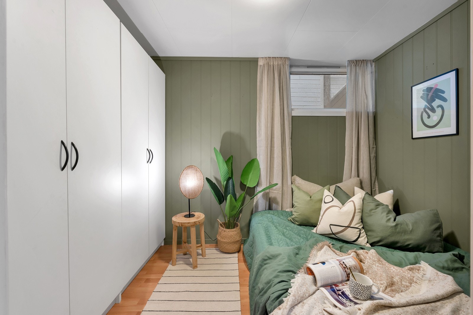Soverom med garderobe som gir gode oppbevaringsmuligheter. Galleribilde