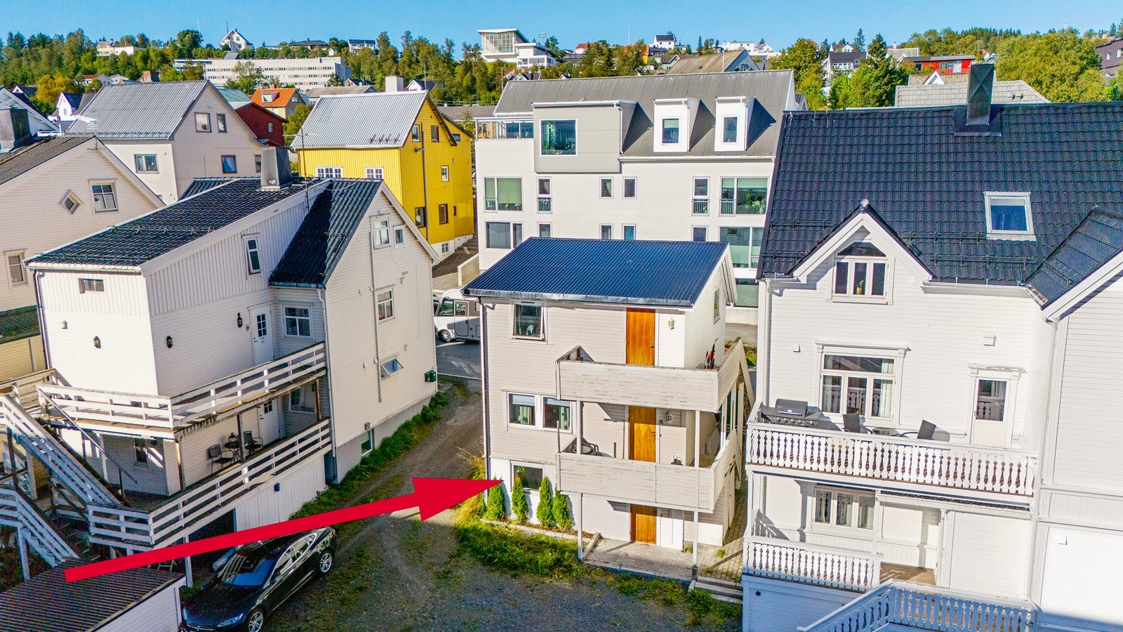 Leiligheten ligger i en rolig sidegate med parkeringsplass i bakgården like fremfor leiligheten. Galleribilde