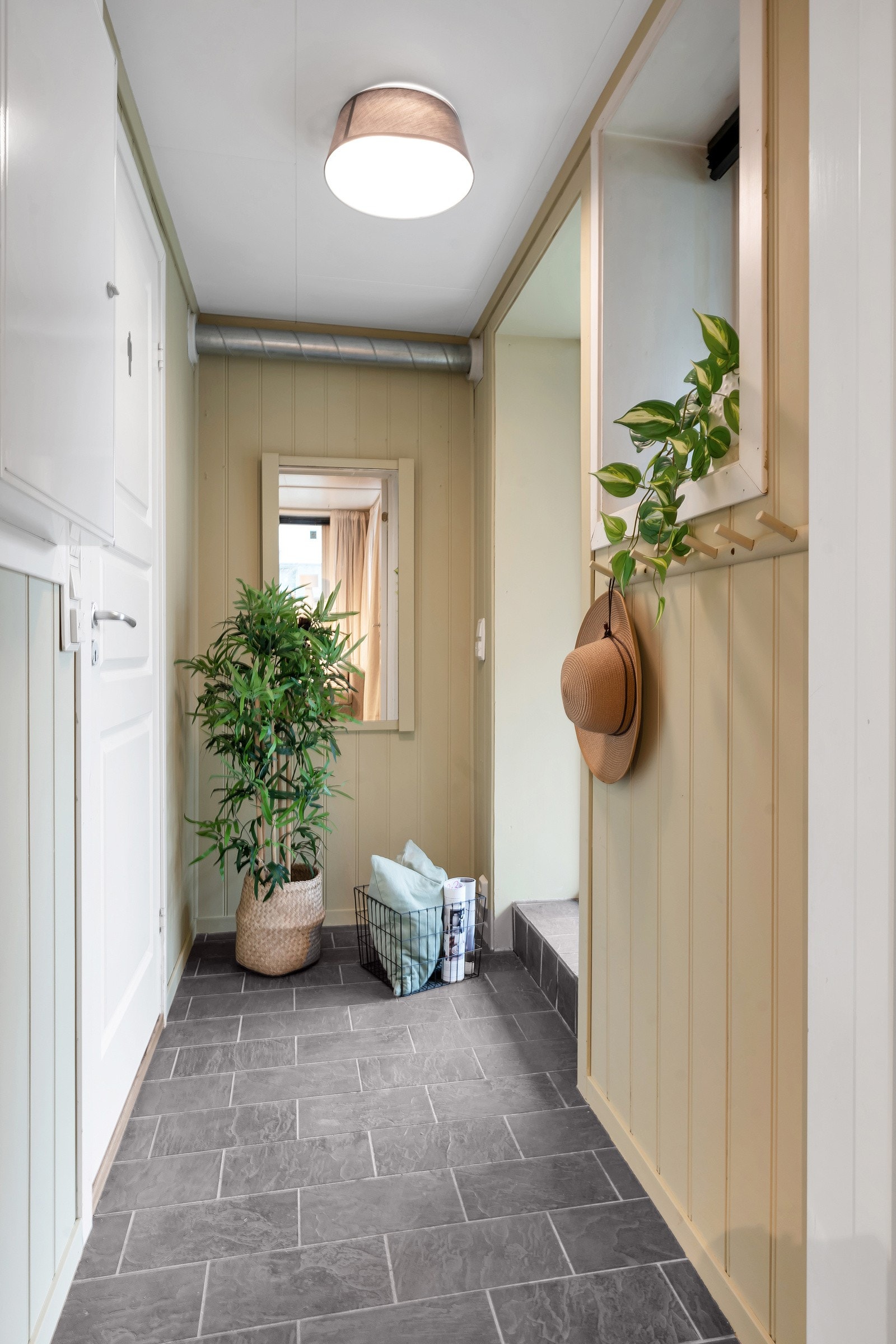 Velkommen inn i en hyggelig entre med flislagt gulv. Galleribilde