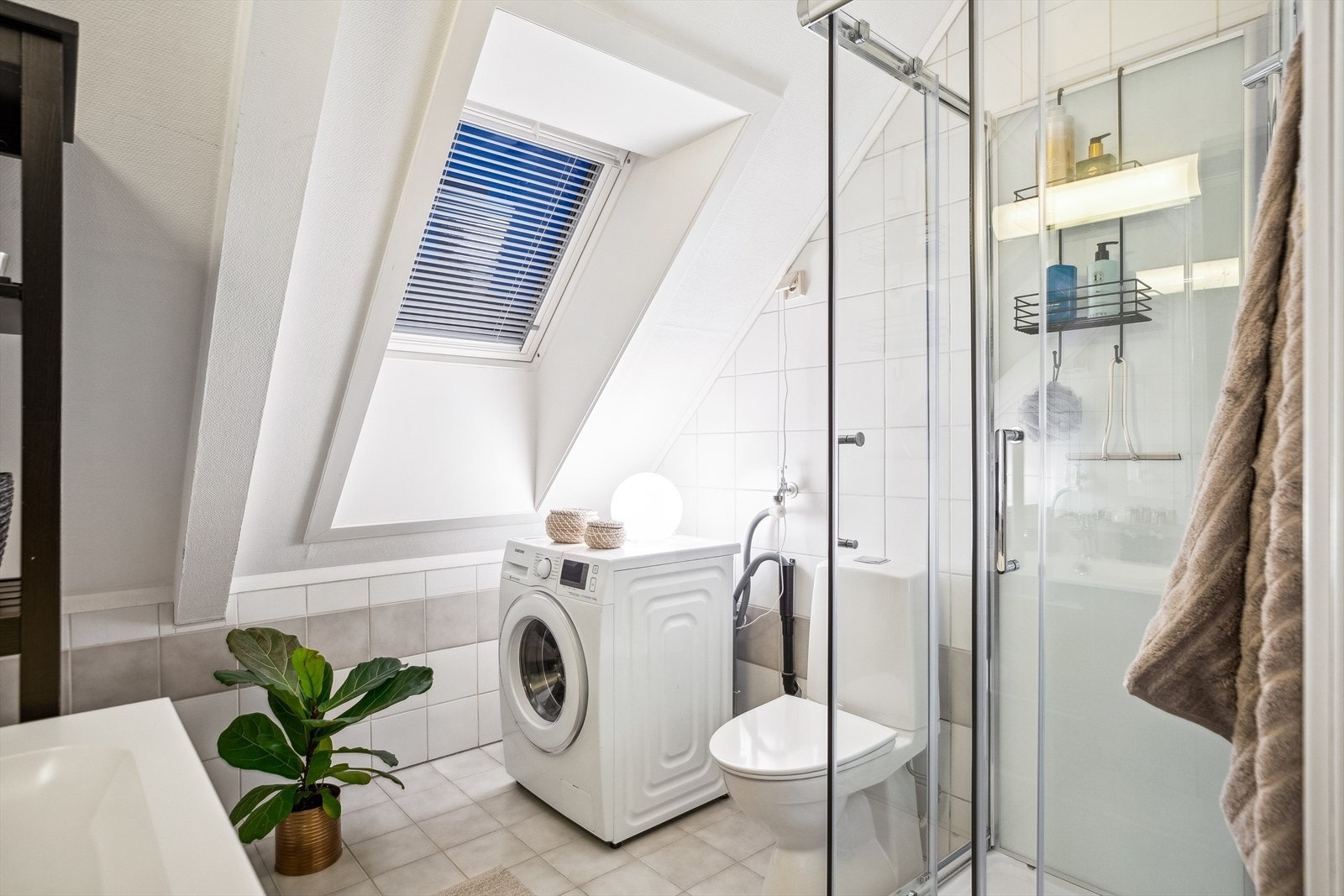 Pent flislagt bad på 4,5m² med nyinnsatt wc, kran til vasken og dusjkabinett fra 2024 Galleribilde