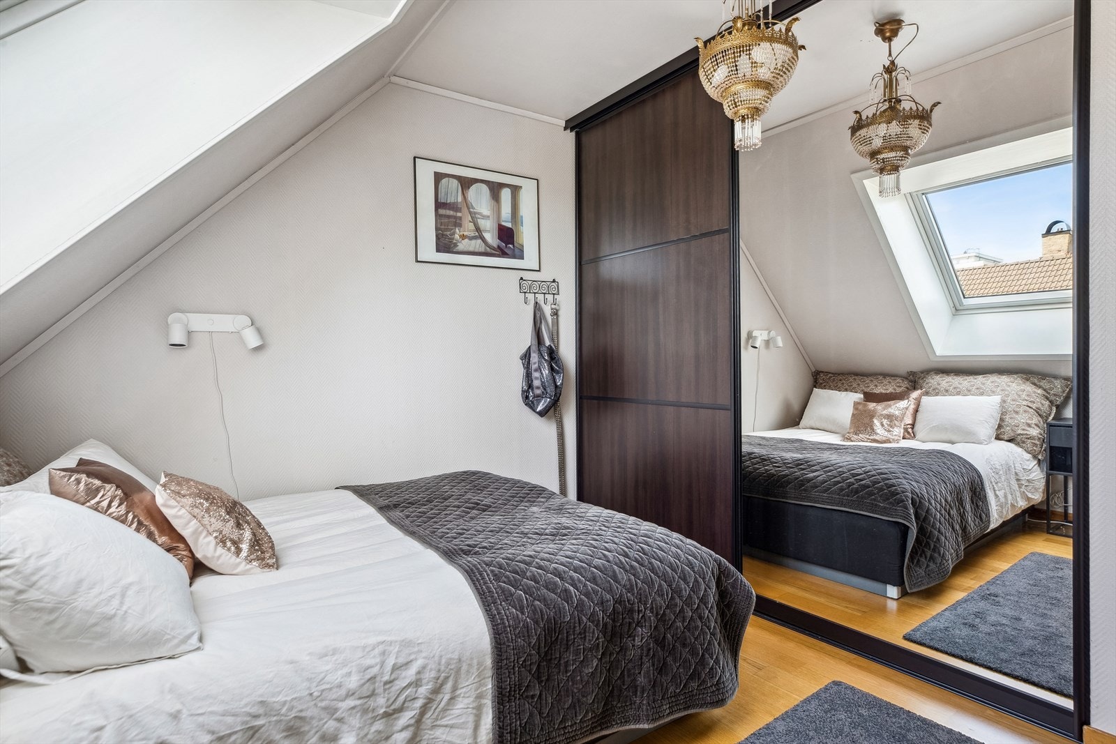 Soverommet har innebygd syvedørsgarderobe som gir godt med oppbevaringsplass. Galleribilde