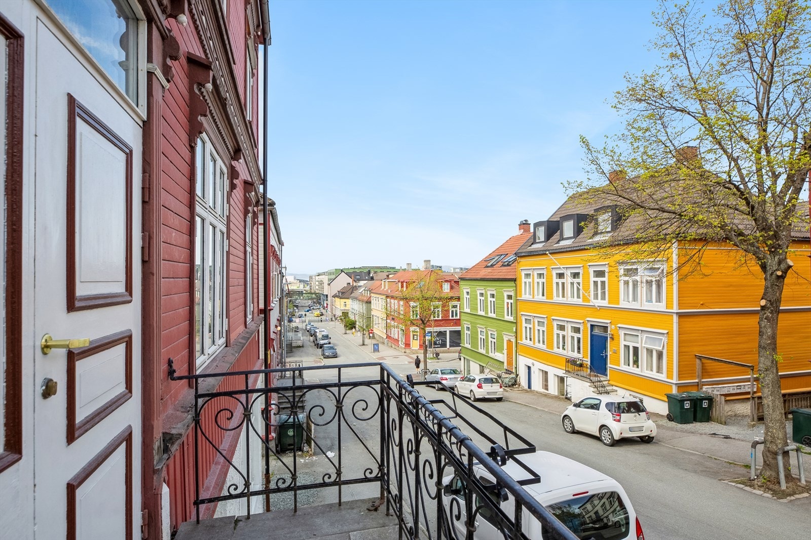 I Rosenborg gate bor du med kort vei til "alt" av servicefasiliteter hvor det nevnes blant annet solsiden med restauranter og shoppingmuligheter et par minutter unna boligen Galleribilde