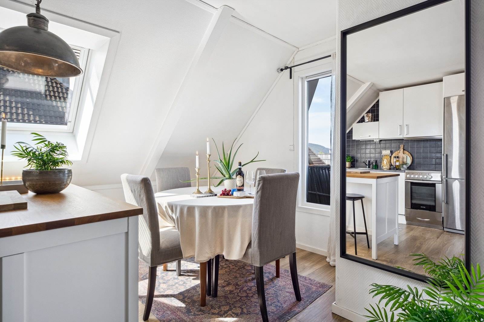 I sonen mellom stuen og kjøkkenet er det god plass til spisestue. Her er det bare å invitere til hyggelige lag! Galleribilde