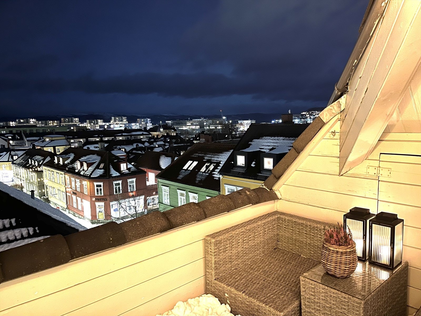 Fra stuen har du direkte utgang til en fin balkong på hele 14m². På Møllenberg er det ingen selvfølge med egen terrasse. Galleribilde