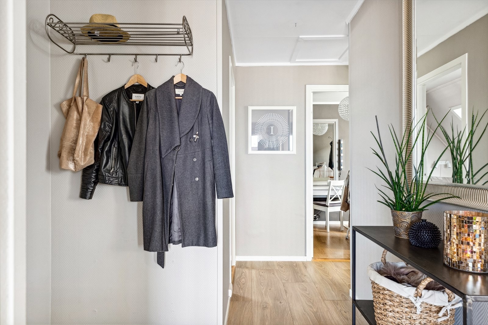 Romslig entre på 5m² med gode oppbevaringsmuligehter for sko og yttertøy. Galleribilde