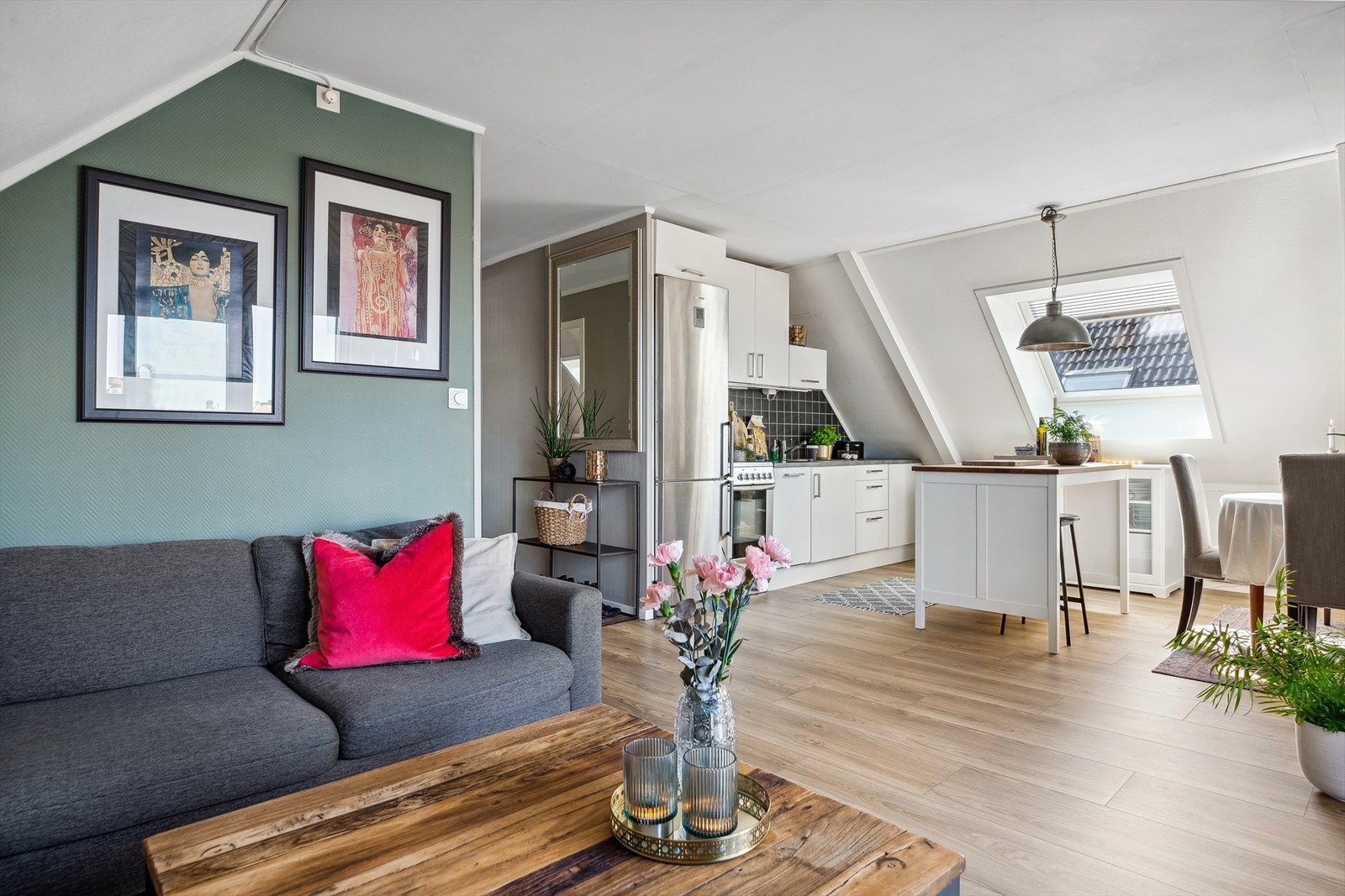 Leiligheten har en luftig åpen stue- og kjøkkenløsning på til sammen 26m². Galleribilde