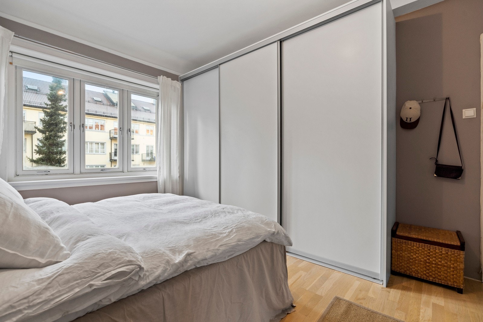 - God lagringsplass i stort garderobeskap - Galleribilde