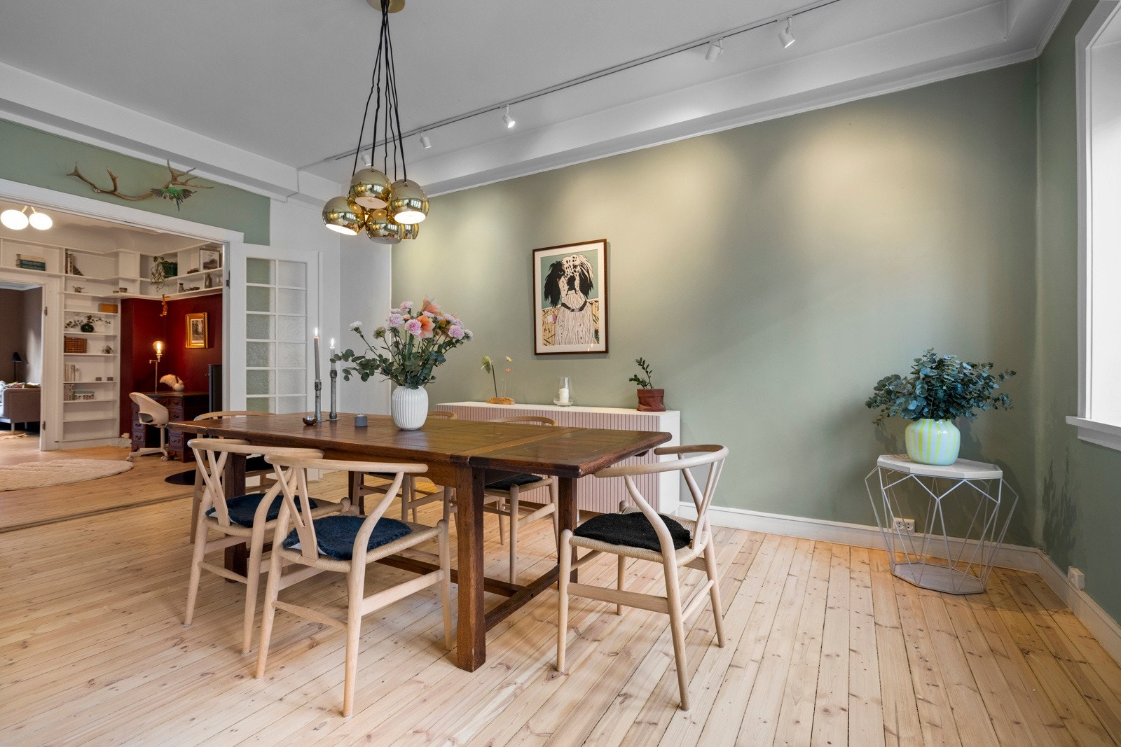 - God plass til stort spisebord - Galleribilde