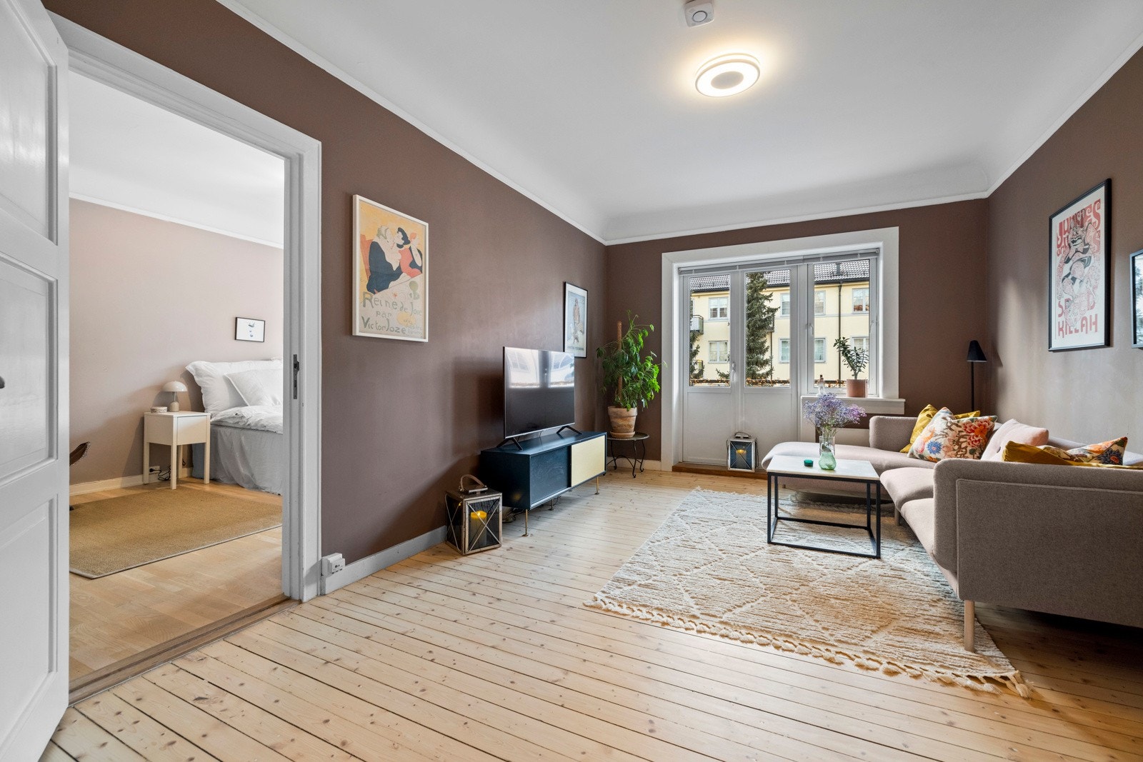 - Stuen har store vindusflater som gir rommet mye lys - Galleribilde