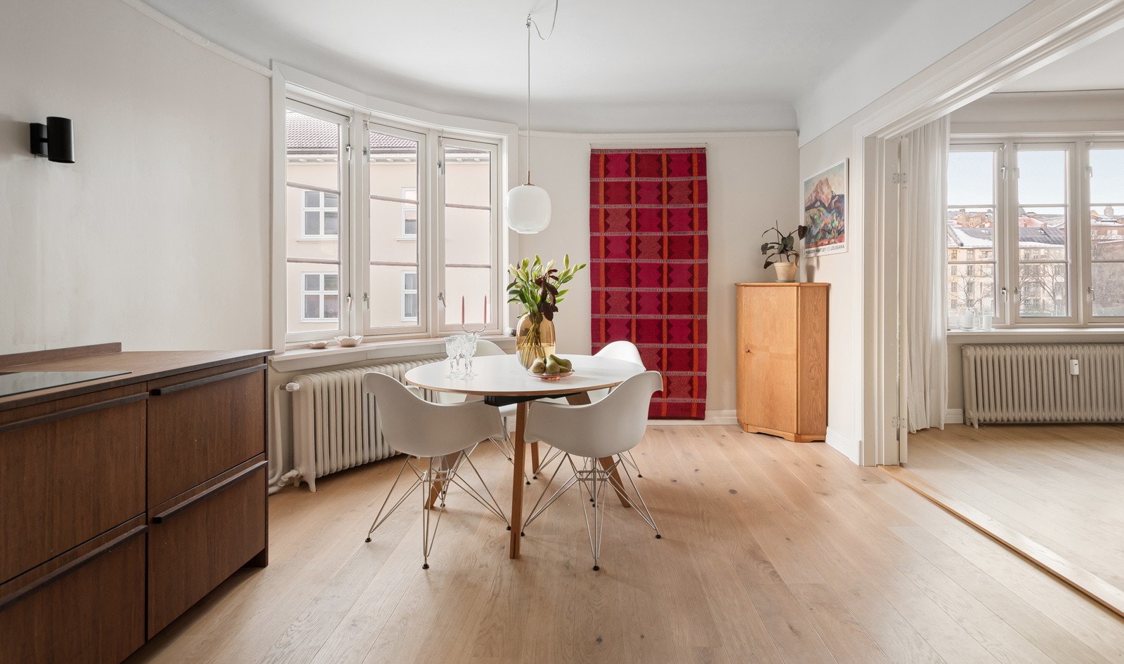 Kjøkkenet er romslig med naturlig plass til spisebord i enden. Galleribilde