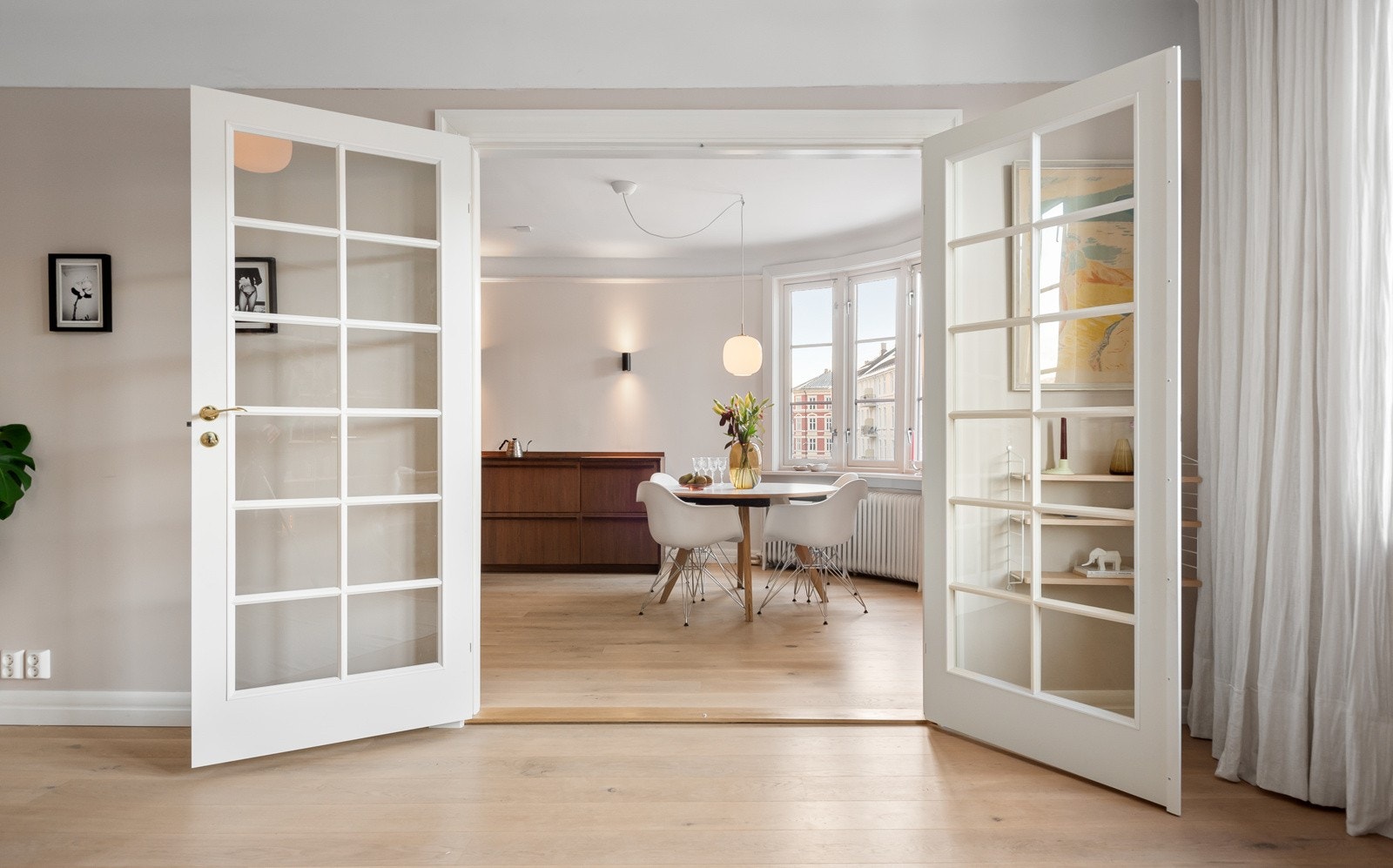 Adkomst til kjøkkenet fra stuen via dobbel glassdør. Galleribilde