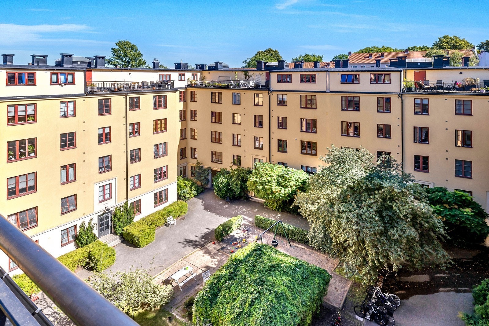Sameiet har en meget fin bakgård som kan skilte med grøntarealer, sykkelparkering, lekestativer og sittebenker. Galleribilde