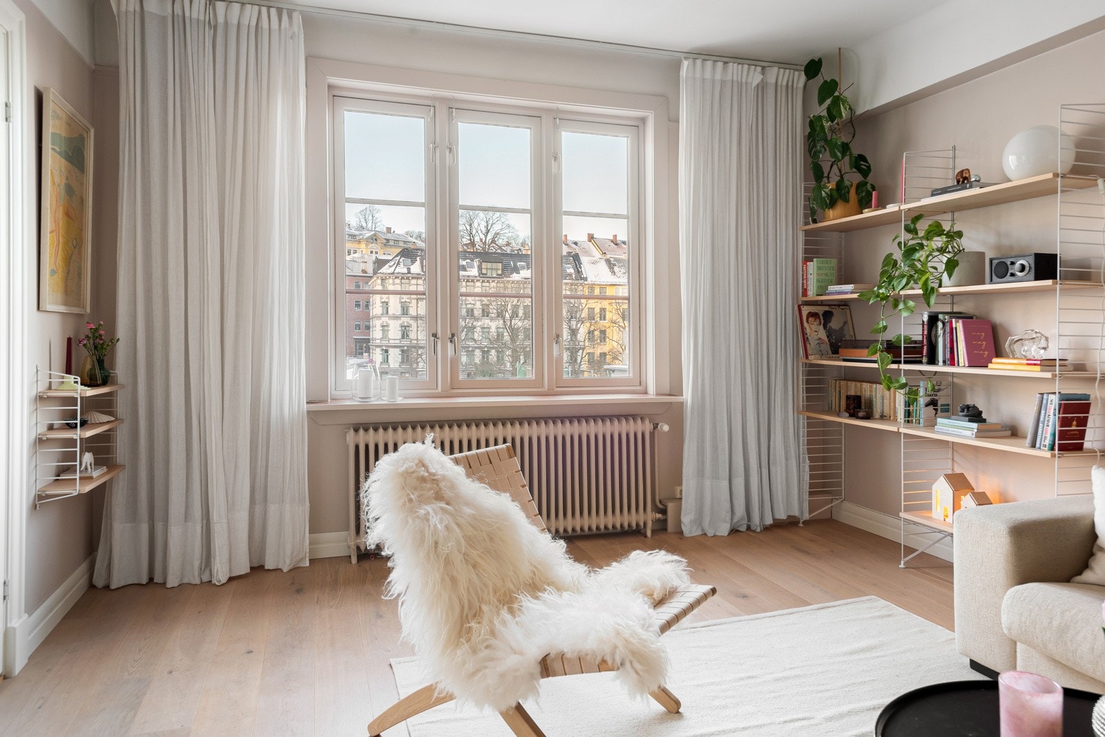 Store vindusflater sikrer gode lysforhold. Galleribilde