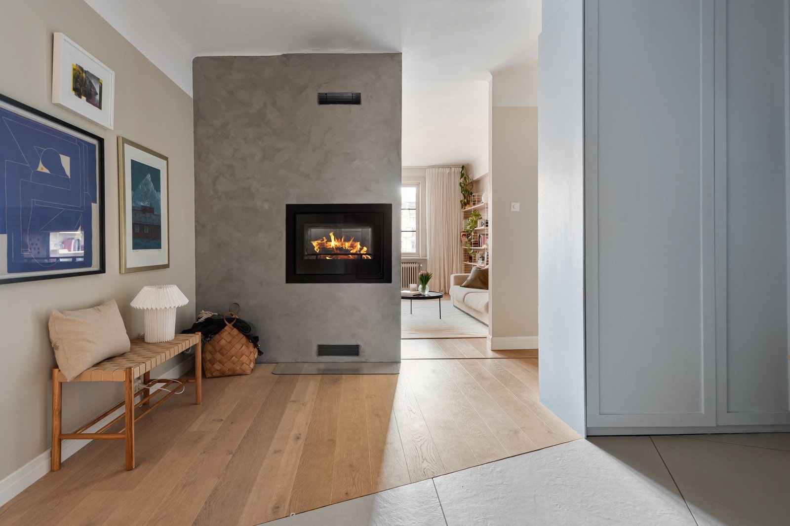 Moderne peisovn med dobbelt glass som sees fra to sider. Galleribilde