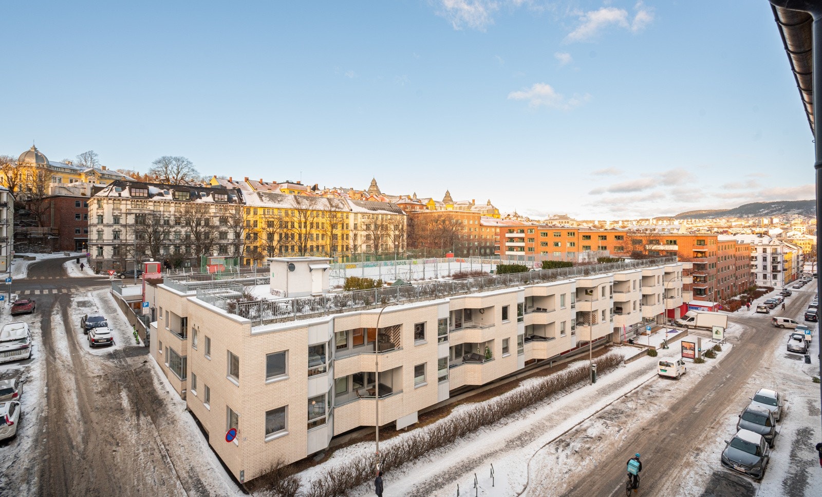 Leiligheten ligger høyt og fritt til med fint utsyn over nabolaget. Galleribilde