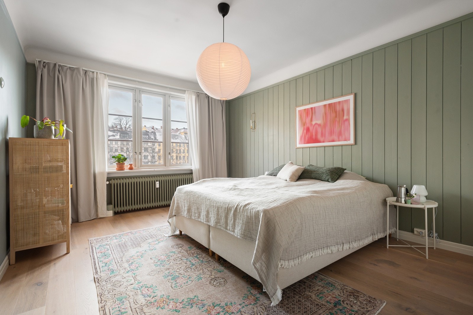 Stort hovedsoverom med god plass til dobbeltseng, nattbord og annet soveromsmøblement. Galleribilde