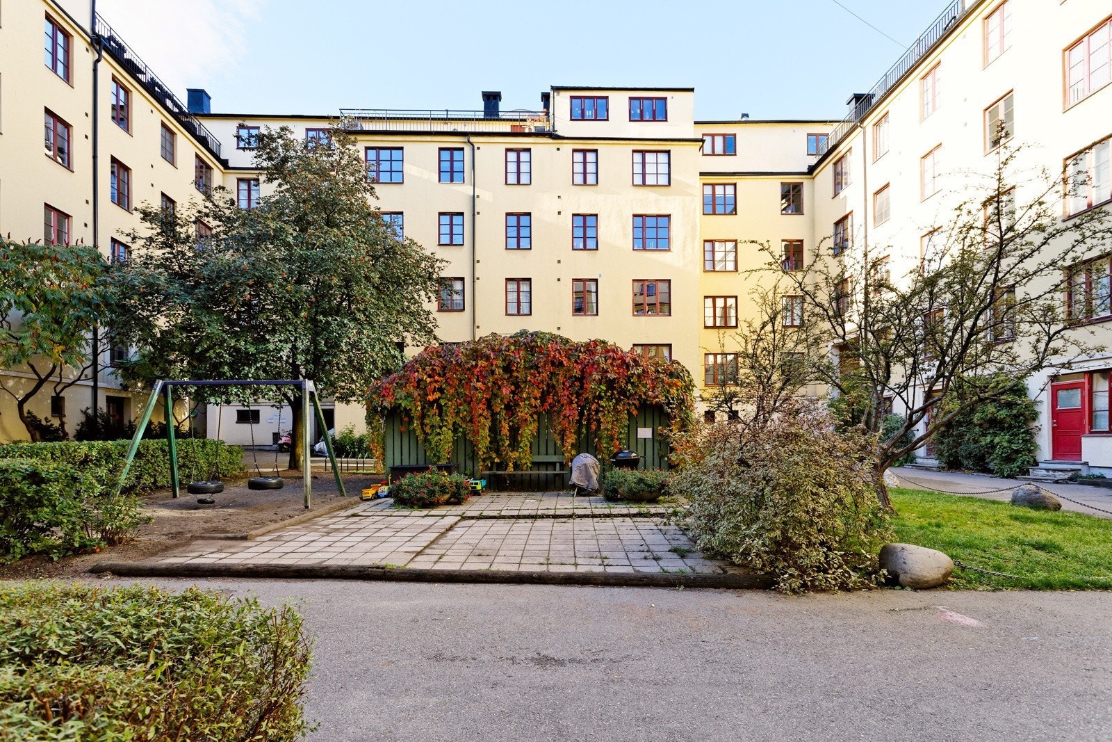 Idyllisk bakgård med sittegrupper og beplantning. Galleribilde