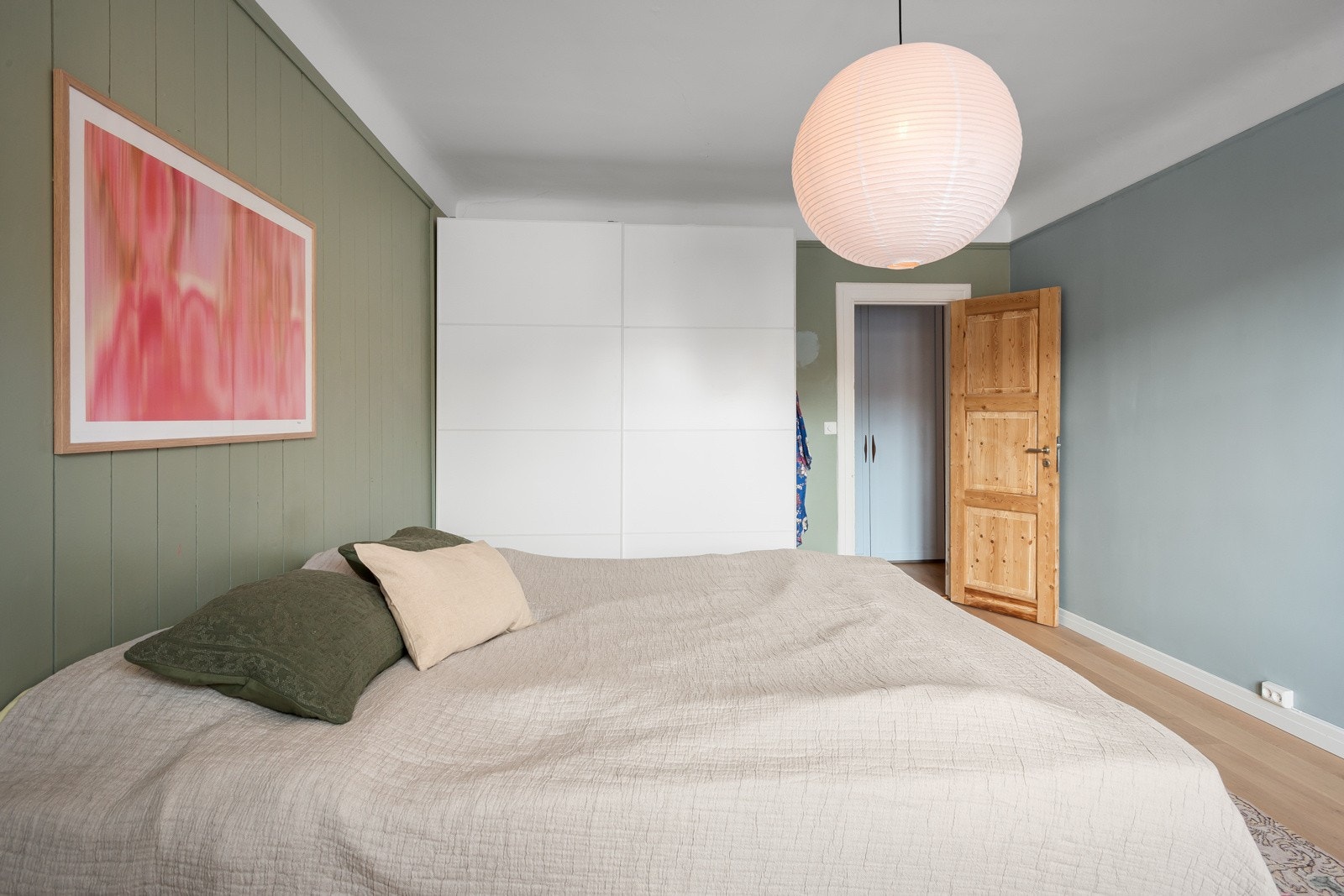 Stor skyvedørsgarderobe ivaretar lagringsplassen. Galleribilde