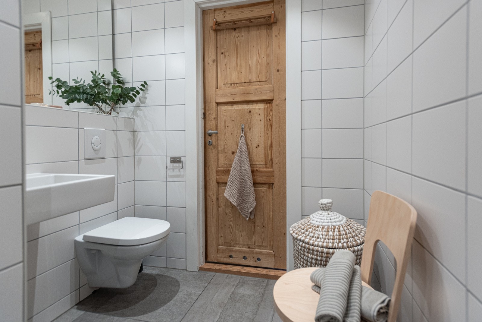 Badet har flislaget overflater, malt tak og elektriske varmekabler i gulv. Galleribilde