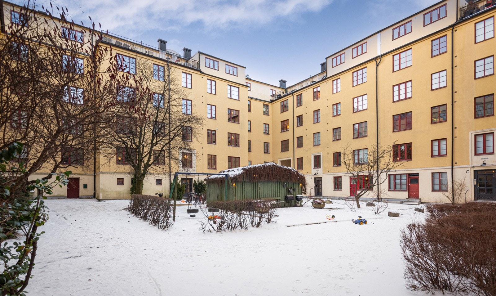 Bygningen ble tegnet i tiden midt mellom art deco og funkisstilens epoker, og bærer derfor preg av begge stilarter. Galleribilde