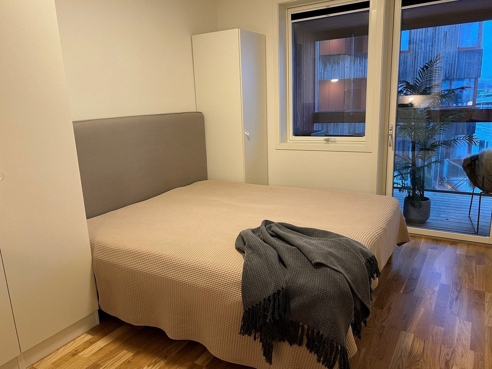 Hovedsoverom med god skapplass, utgang til balkong Galleribilde