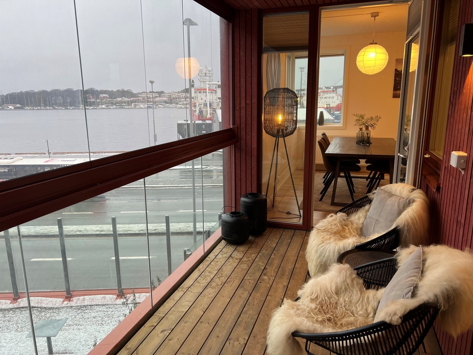 Innglasset balkong med utsikt. Vinduene kan skyves til siden Galleribilde