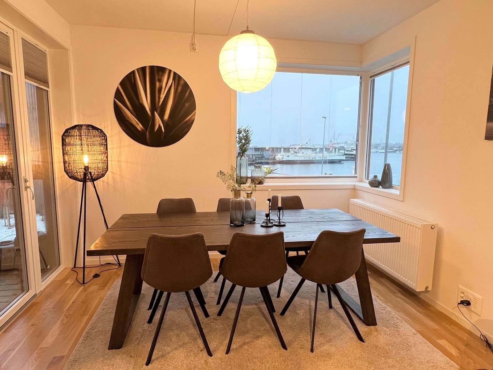 Spisestue med utgang til balkong Galleribilde