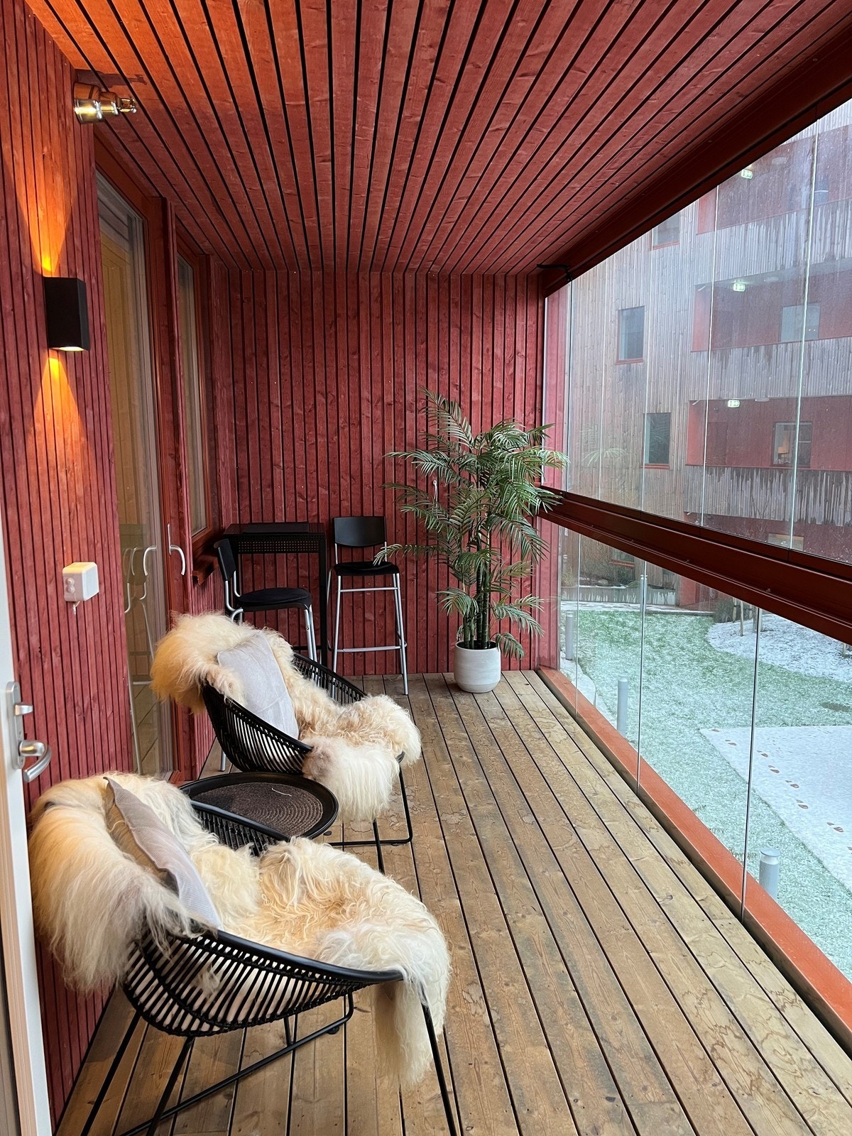 Innglasset balkong med tilgang fra stue og hovedsoverom Galleribilde