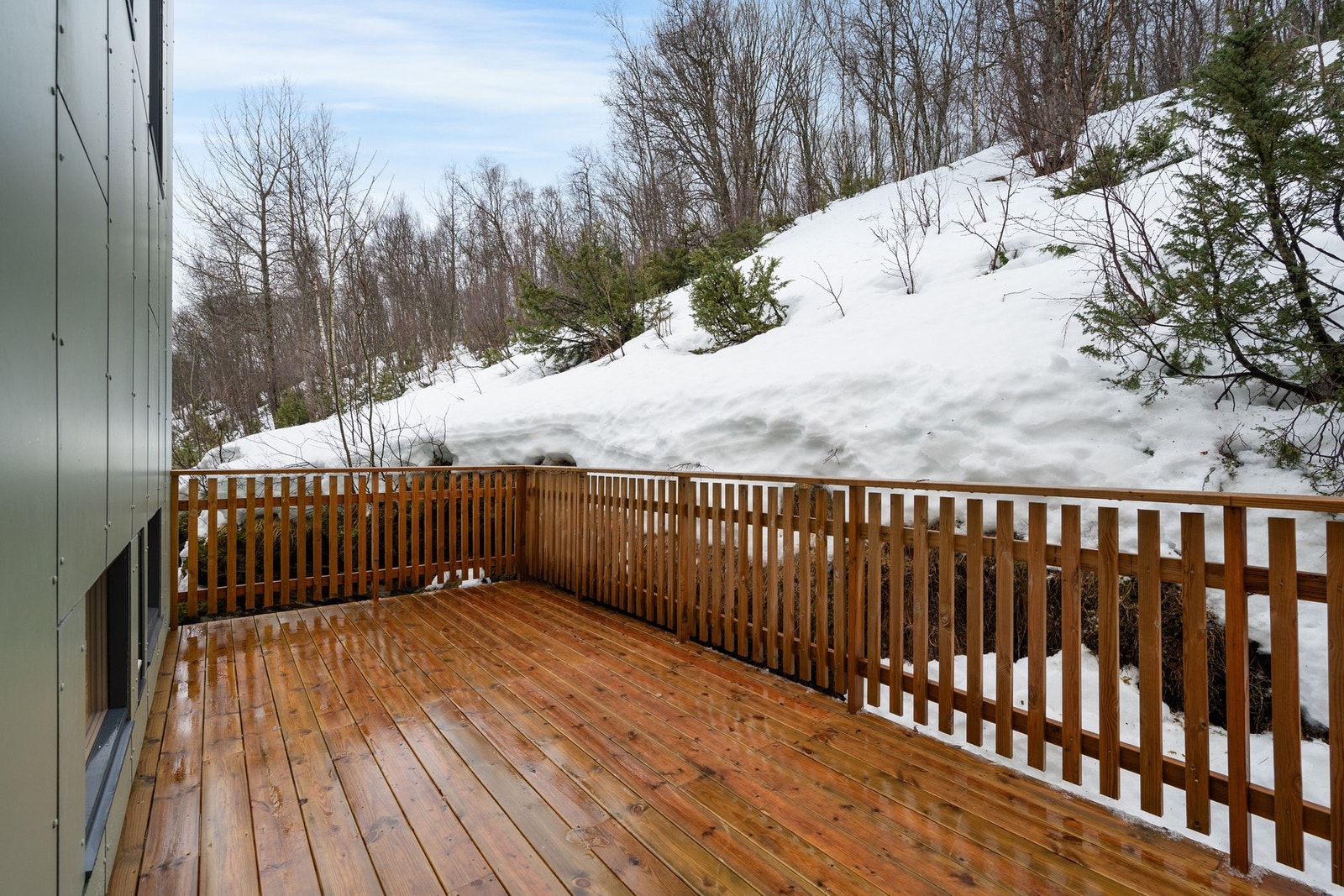 På baksiden er det en balkong med utgang fra trappen Galleribilde