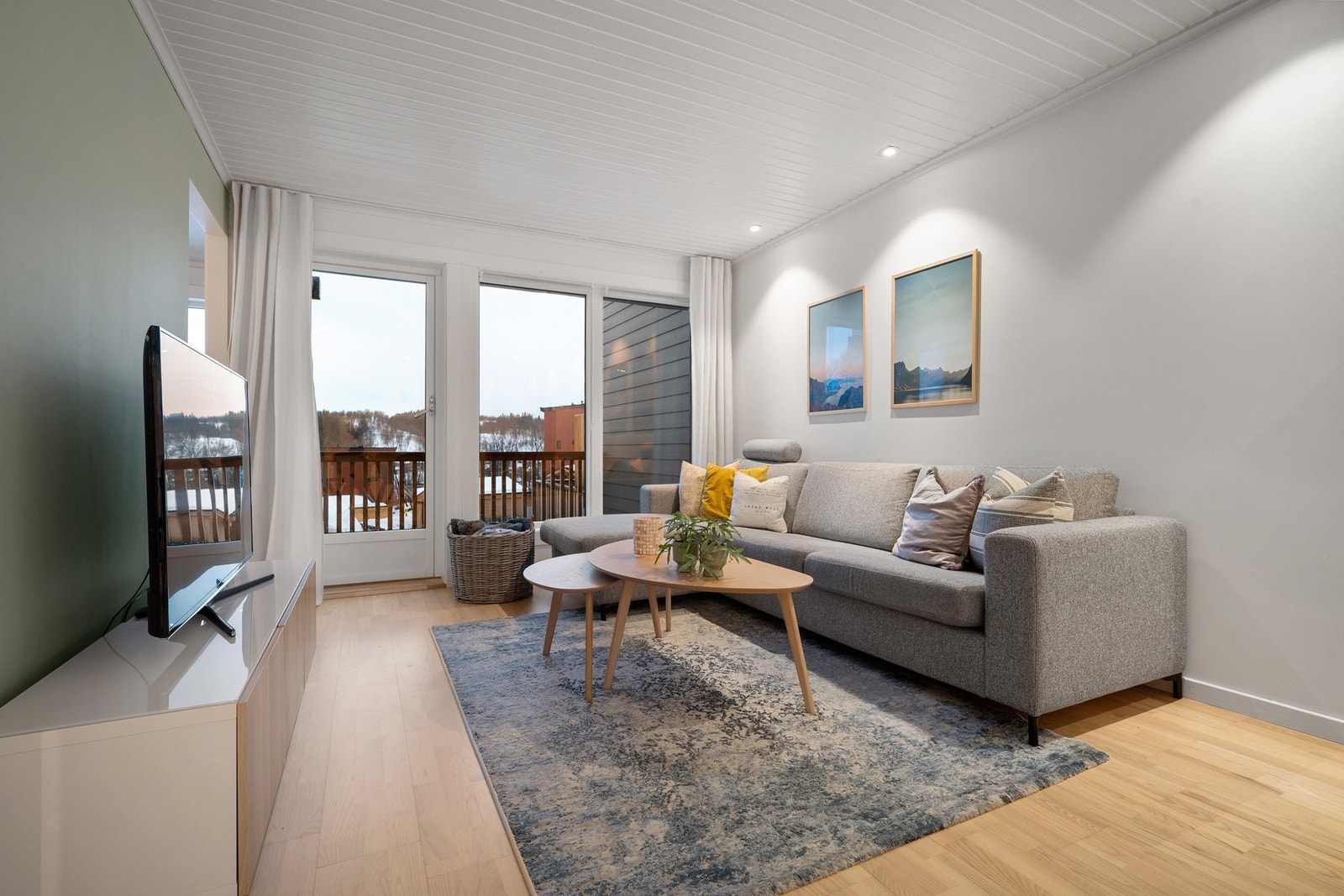 Lys stue med trivelig atmosfære og en moderne look Galleribilde