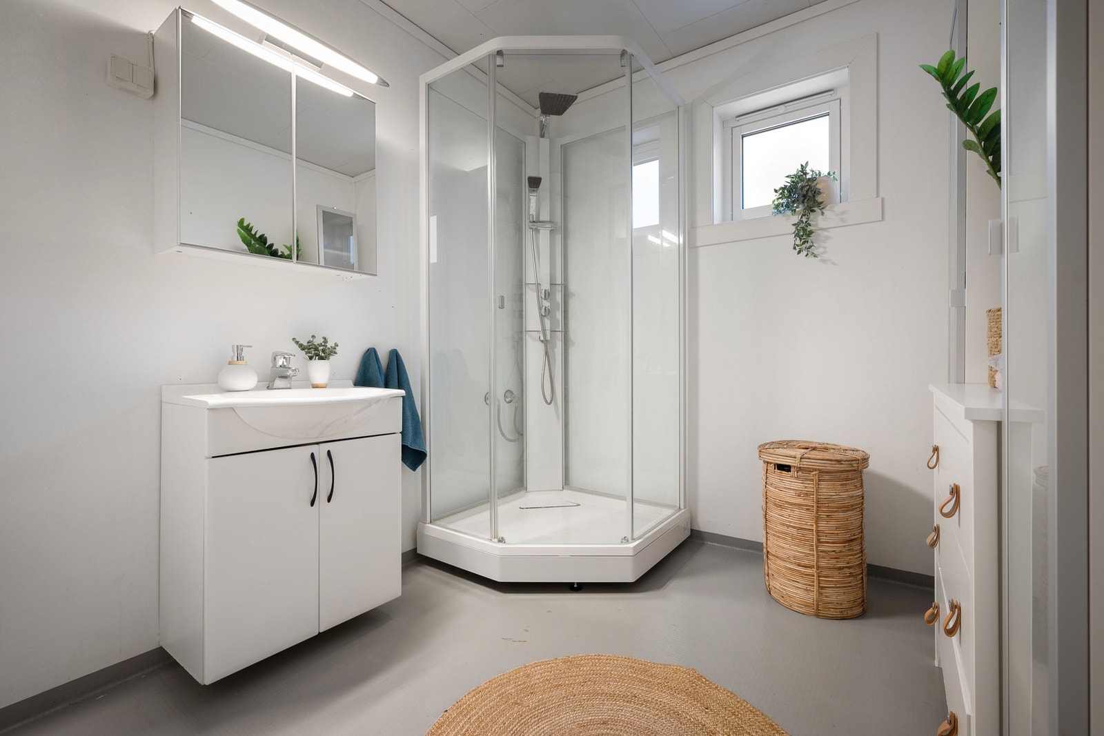 Badet inneholder toalett (2017), dusjkabinett (2018) og baderomsinnredning Galleribilde