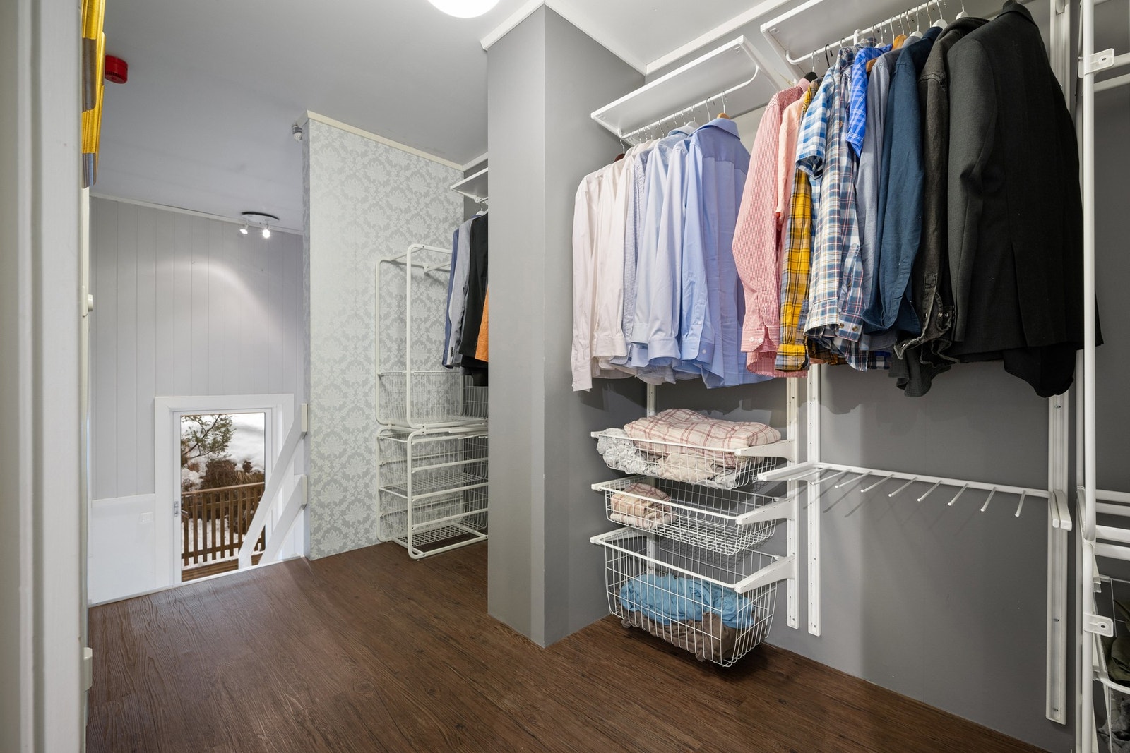 I gangen oppe er det rikelig med plass til klær Galleribilde