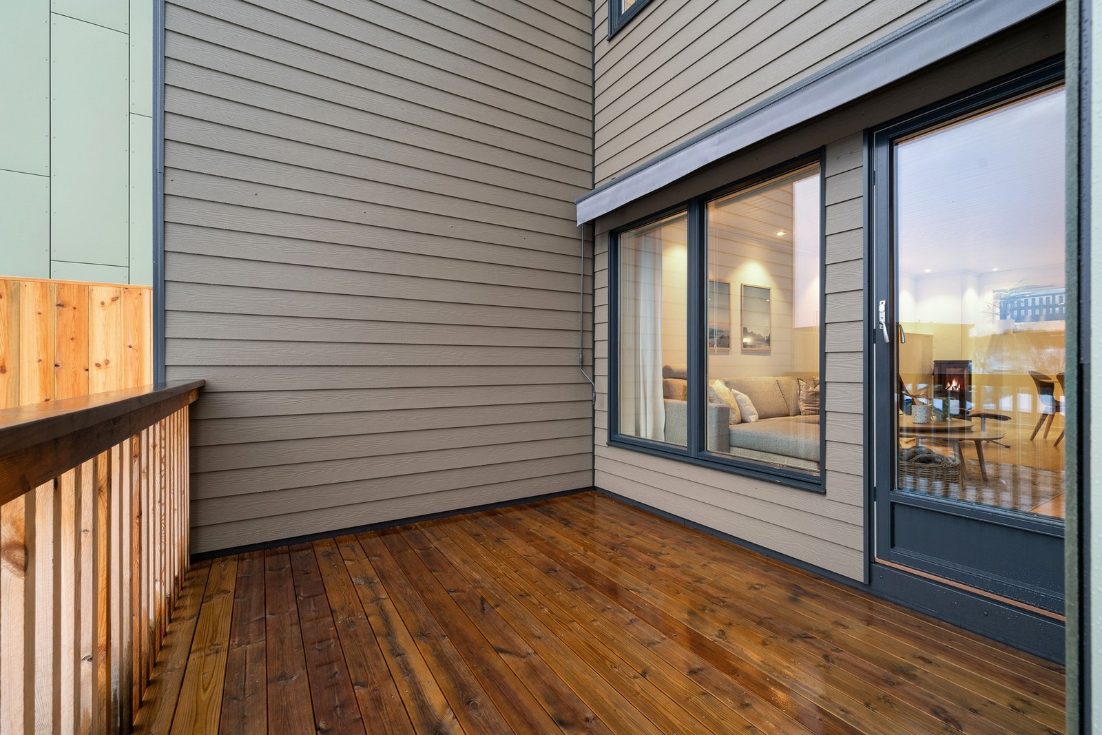 Sørvestvendt balkong med utgang fra stuen Galleribilde