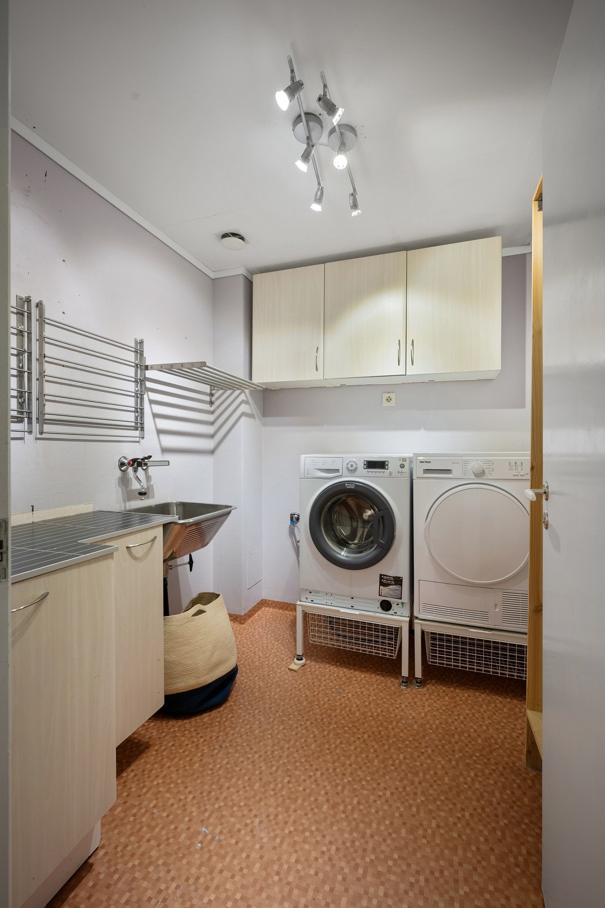 Vaskerom med opplegg for vaskemaskin og trøketrommel, samt en utslagsvask Galleribilde