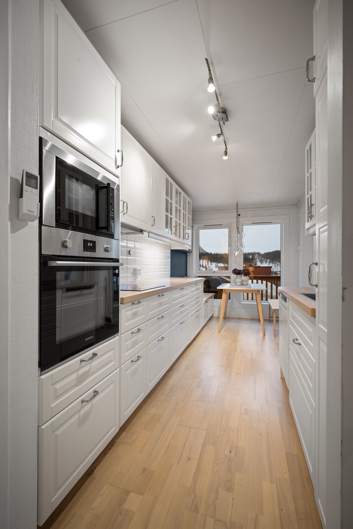 Kjøkkenet er fra 2014 og har integrerte hvitevarer Galleribilde