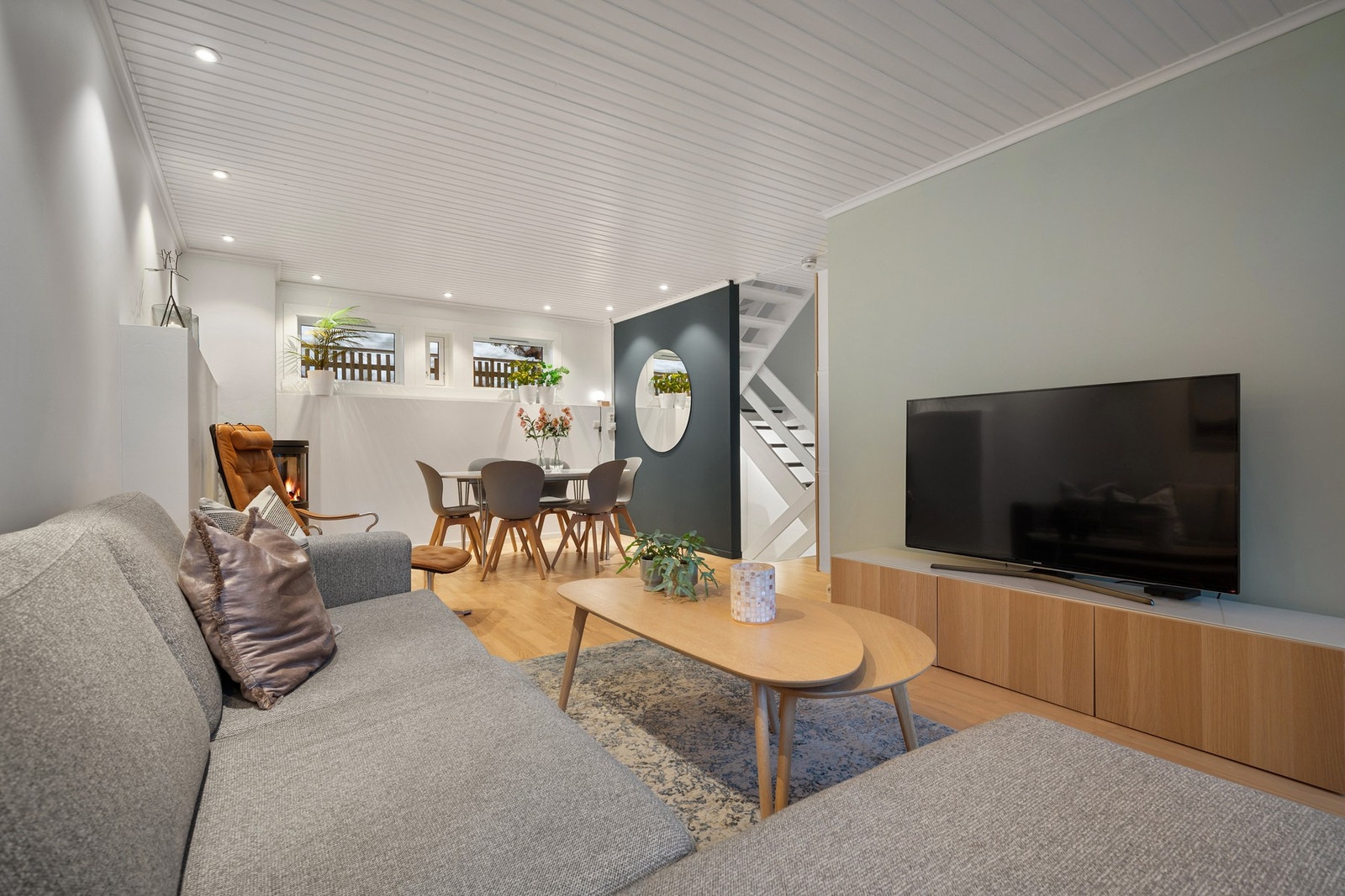 Slette flater, moderne farger og spotter i tak - her vil du trives Galleribilde