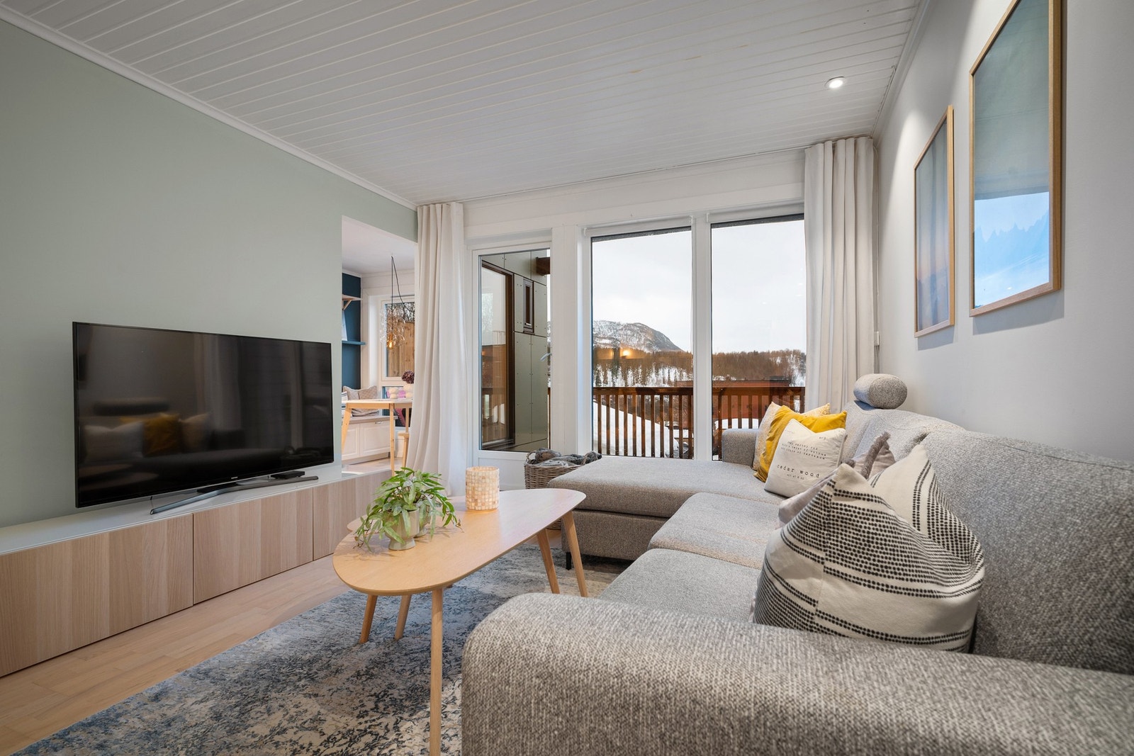 En rekke vindusflater sørger for godt med naturlig lys Galleribilde