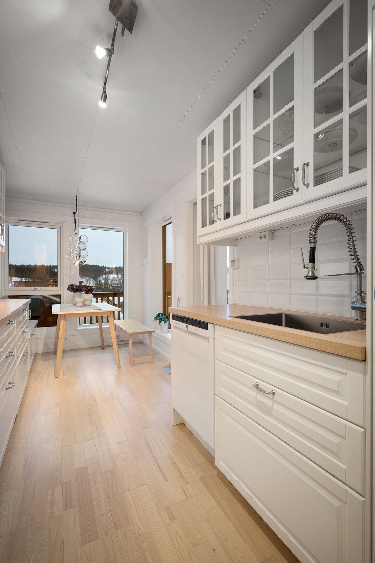 Nedfelt oppvaskkum og et praktisk kjøkkenarmatur med uttrekk Galleribilde