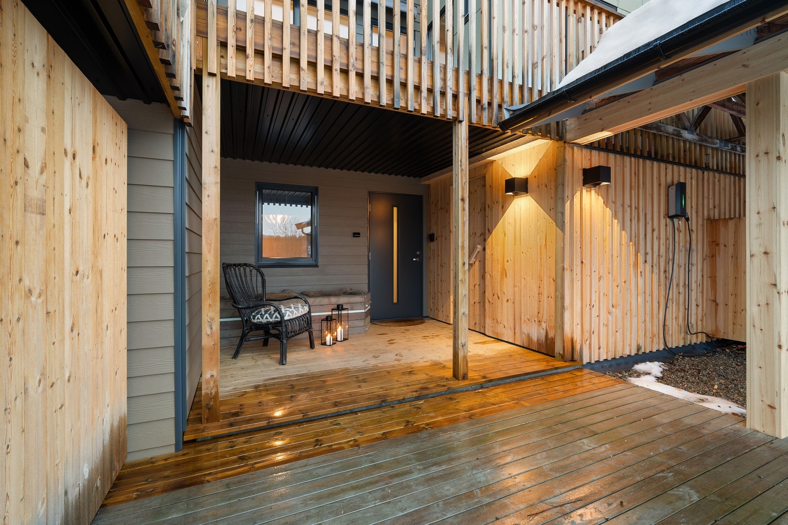 Inngangsparti med sittegruppe under tak - velkommen inn! Galleribilde