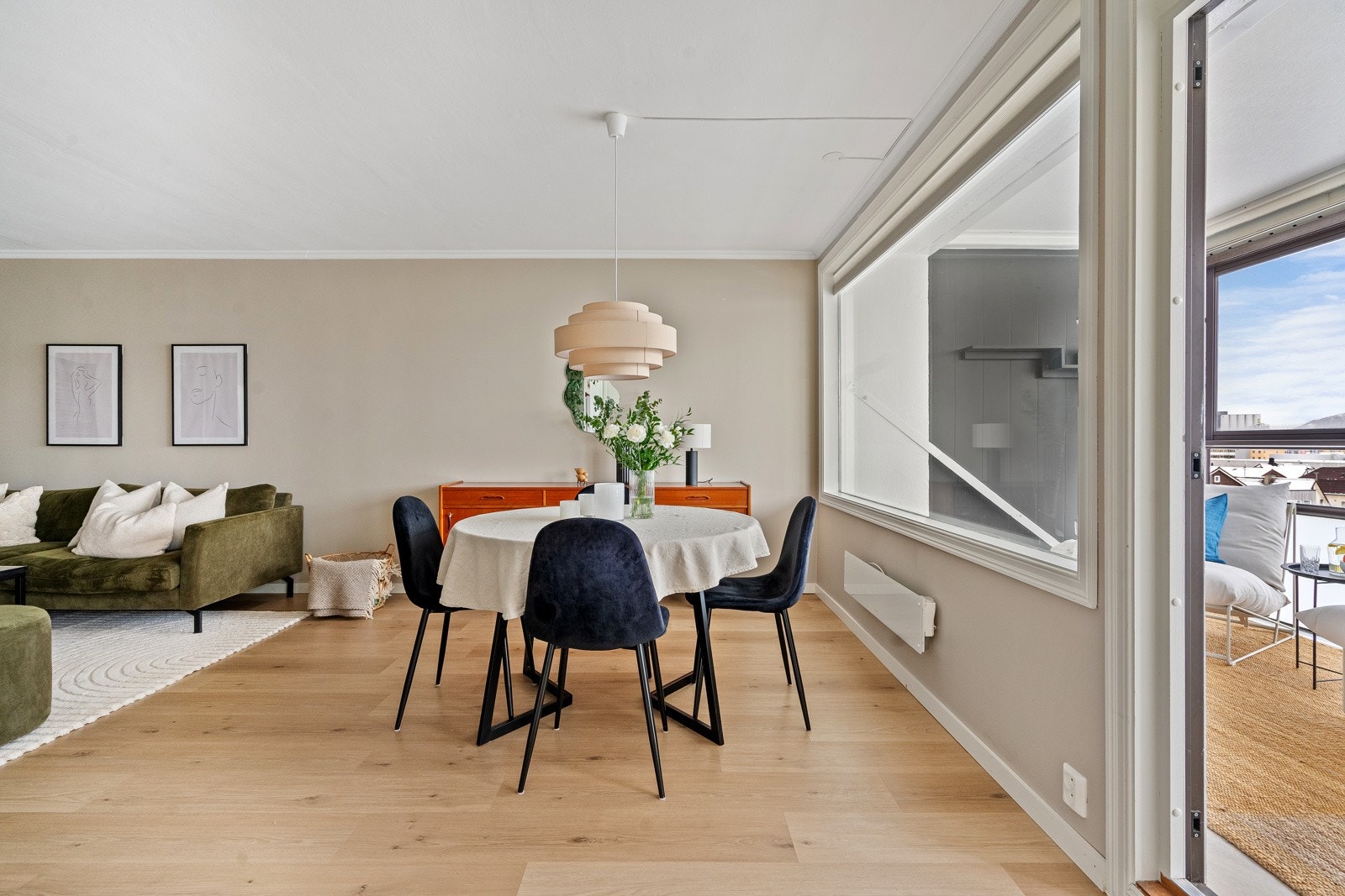 Det er god plass til å invitere venner og familie på middag. Galleribilde