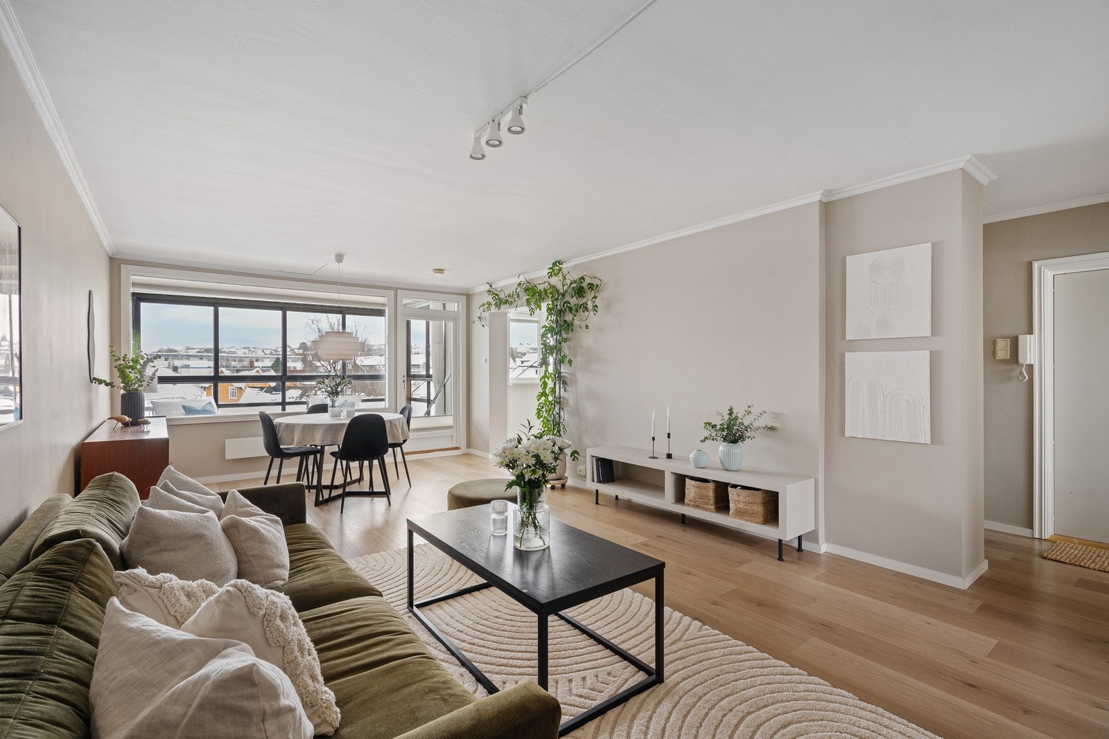 Hele leiligheten er malt i lyse og tidsrike farger. Galleribilde
