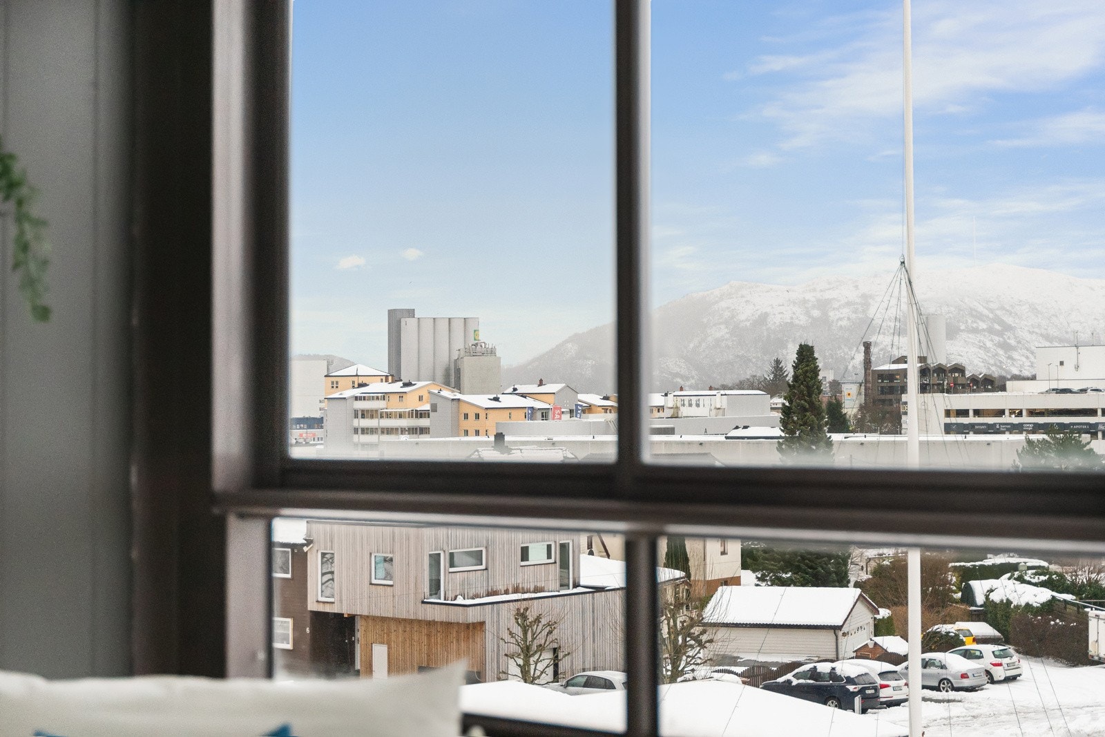 Den har også en fin utsikt over omgivelsene med fjellene i det fjerne. Galleribilde