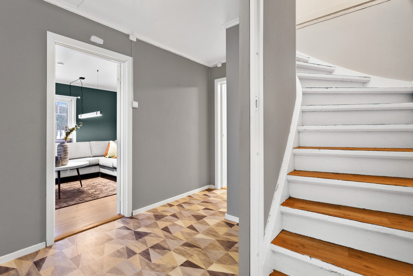 Trappen leder opp til boligens 2.etasje Galleribilde