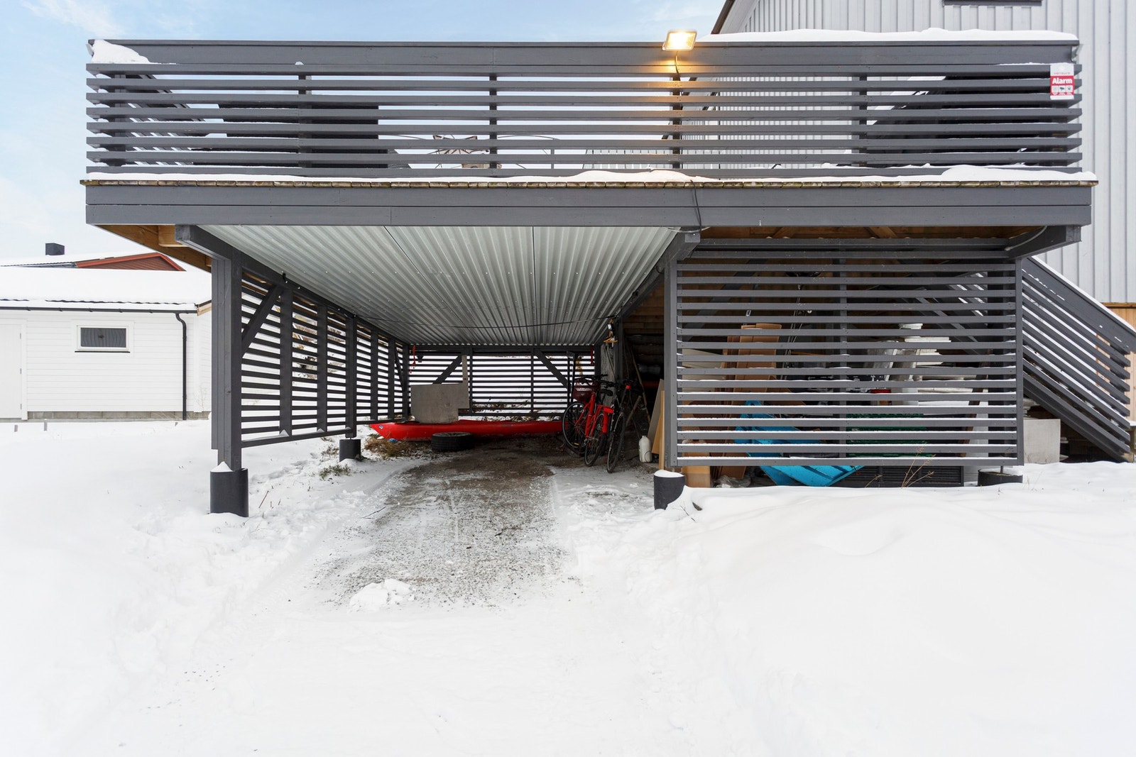 Gode parkeringsmuligheter i carport og på egen gårdsplass Galleribilde