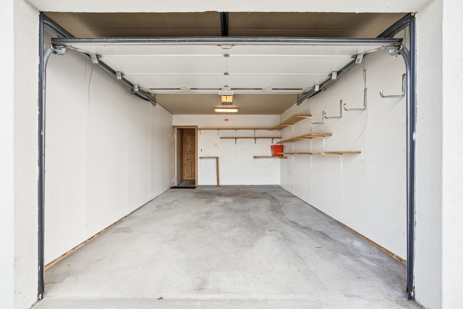 Tilkomst til garasje og bod via fellesrom i 1.etasje. Garasje og bod har et areal på 26 kvm. Galleribilde