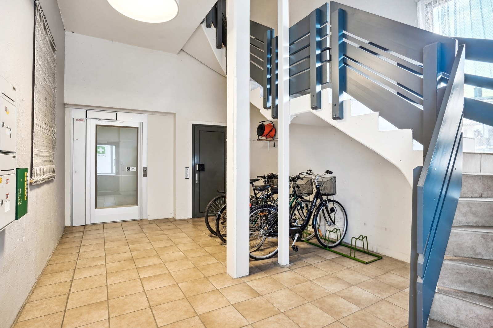 Felles inngang med heis og trapp til leilighetene. Galleribilde