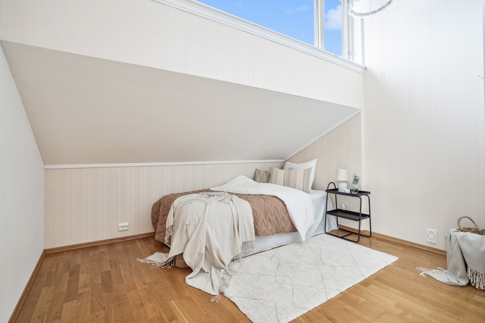 Soverom nr. 2 har fin størrelse og plass til ønsket sengestørrelse og nattbord. Muligheter for ønsket garderobeløsning. Galleribilde