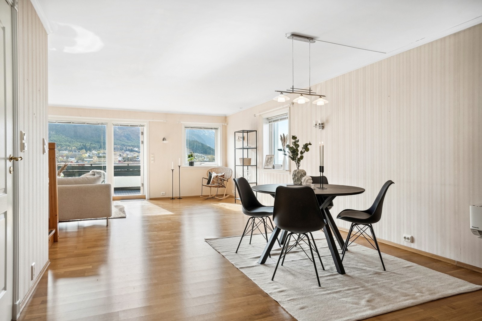 Stuen har en romslig utforming med god plass til innredning i flere soner. Galleribilde