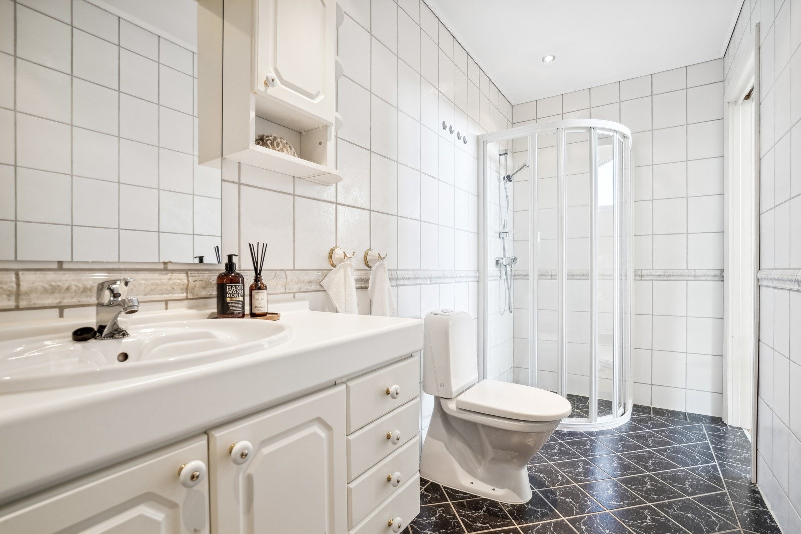 Badet er innredet med toalett, dusjhjørne - Galleribilde