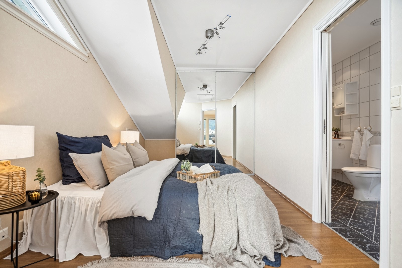 Skyvedørsgarderobe med speildører for oppbevaring. Det er enkel tilkomst til badet fra soverommet. Galleribilde